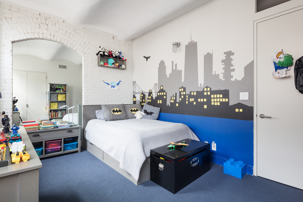 Réalisation d'une chambre de garçon urbaine avec un mur multicolore, moquette et un sol bleu.