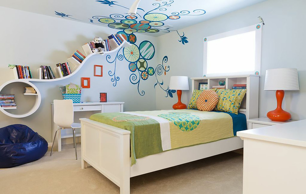 Modelo de dormitorio infantil actual de tamaño medio con paredes azules y moqueta