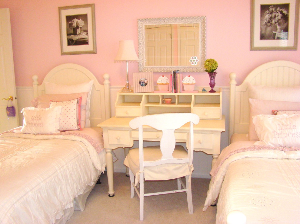 Свежая идея для дизайна: детская в стиле фьюжн с спальным местом, розовыми стенами и ковровым покрытием для ребенка от 4 до 10 лет, девочки - отличное фото интерьера