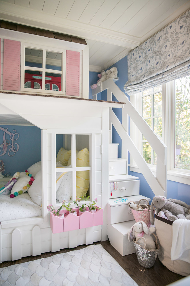 サンフランシスコにあるトラディショナルスタイルのおしゃれな子供の寝室 (青い壁、濃色無垢フローリング、茶色い床) の写真
