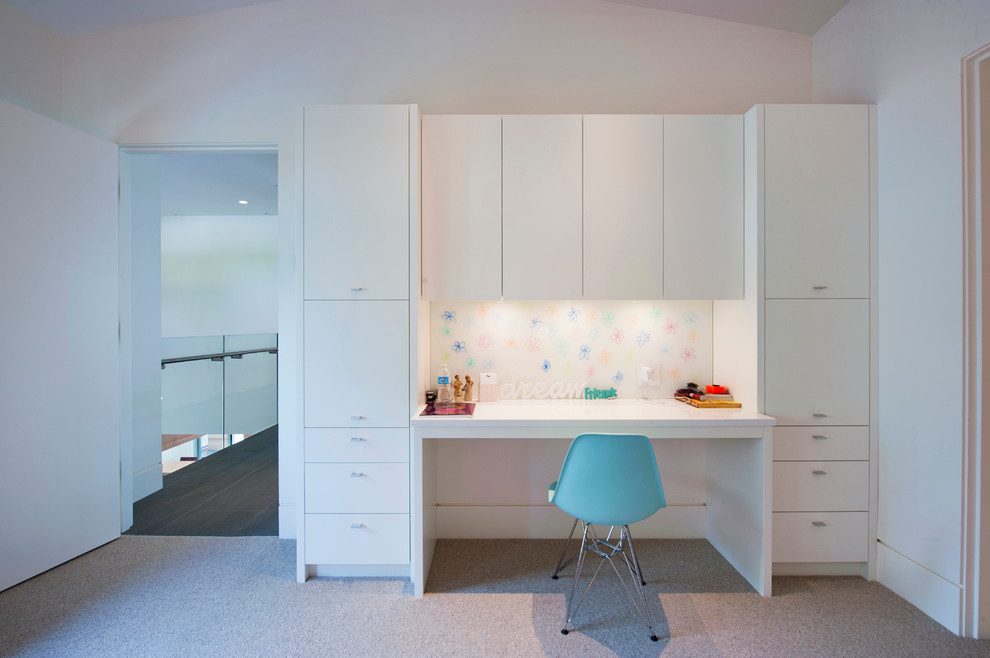 Réalisation d'une chambre d'enfant minimaliste avec un bureau.