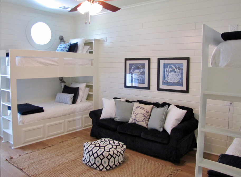 Ejemplo de dormitorio infantil de 4 a 10 años costero grande con paredes blancas, suelo de madera clara y suelo beige