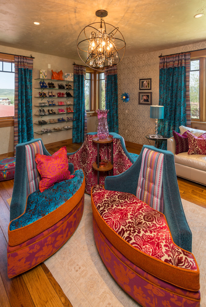 Imagen de dormitorio infantil clásico extra grande con paredes multicolor y suelo de madera en tonos medios