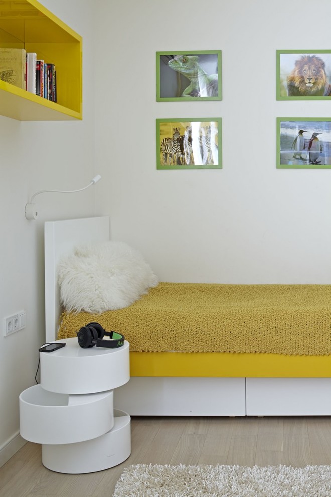 Modelo de habitación de niña contemporánea con paredes blancas y suelo de madera clara
