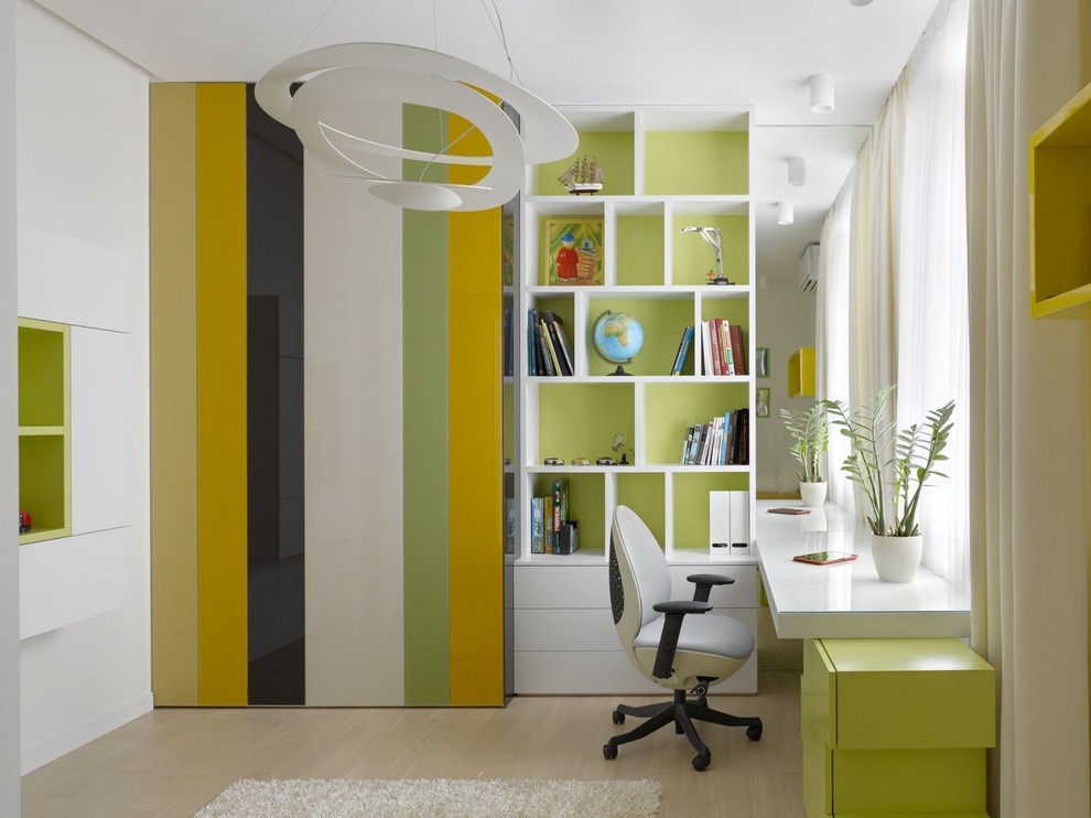 Imagen de habitación infantil unisex actual con escritorio, paredes blancas y suelo de madera clara