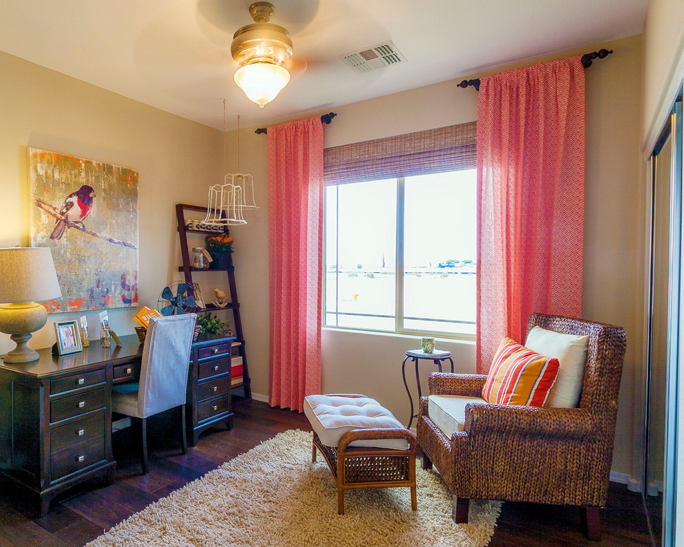 Exemple d'une chambre de fille de 4 à 10 ans moderne de taille moyenne avec un bureau, un mur beige et parquet foncé.