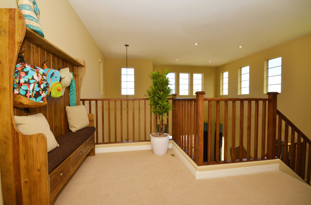 Cette image montre une petite chambre d'enfant design avec un mur beige et moquette.