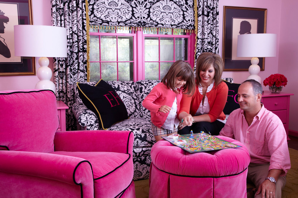 Mittelgroßes Klassisches Mädchenzimmer mit Spielecke, rosa Wandfarbe und braunem Holzboden in Little Rock