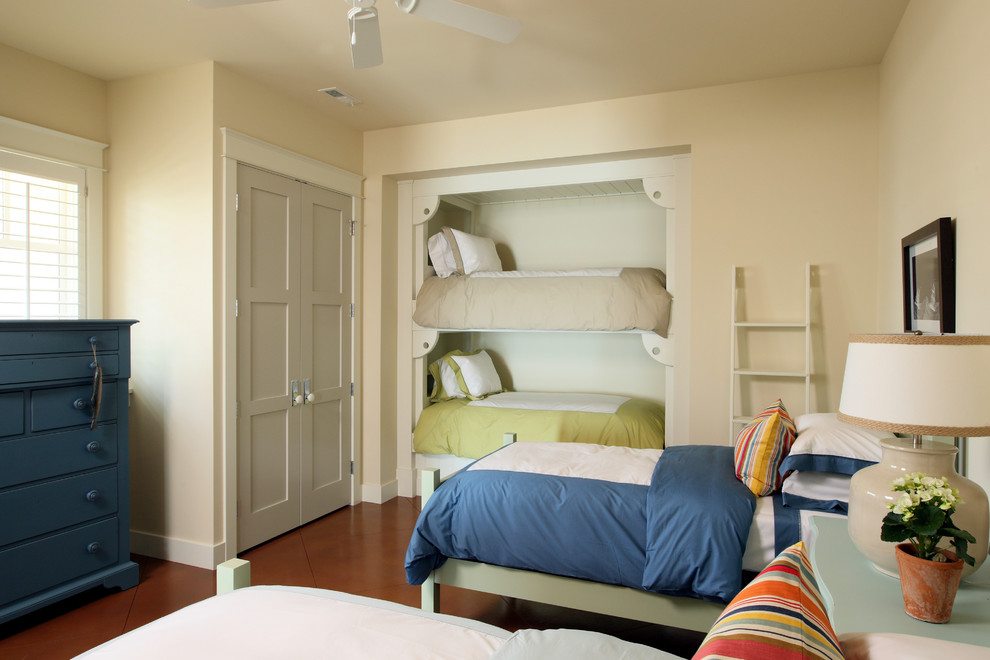 グランドラピッズにある広いトラディショナルスタイルのおしゃれな子供部屋 (黄色い壁、磁器タイルの床、二段ベッド) の写真