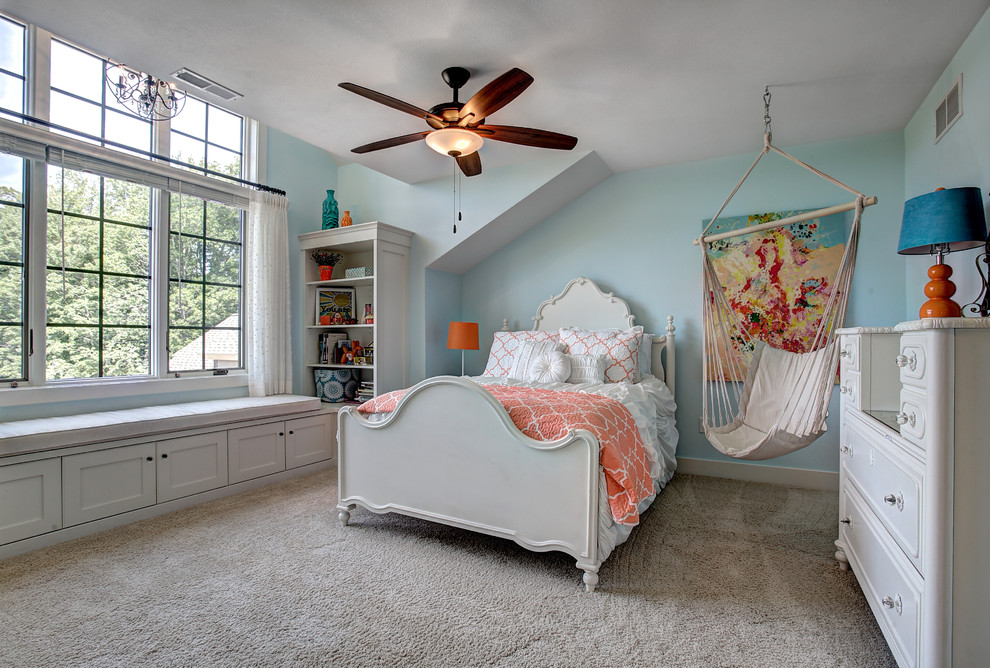 Kleines Rustikales Mädchenzimmer mit Schlafplatz, beiger Wandfarbe, Teppichboden und beigem Boden in Grand Rapids