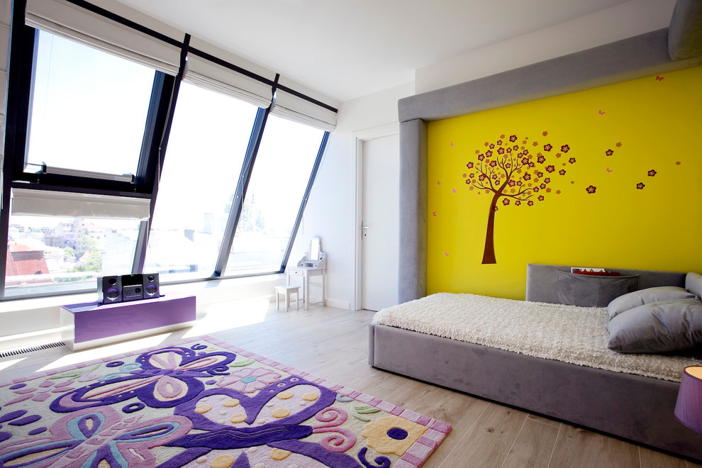 Modernes Kinderzimmer mit Schlafplatz, gelber Wandfarbe und hellem Holzboden in Sonstige