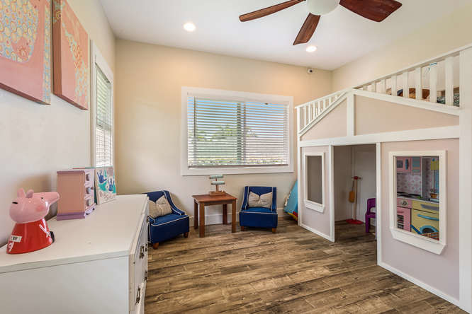 Imagen de dormitorio infantil de 1 a 3 años bohemio de tamaño medio con paredes beige y suelo laminado