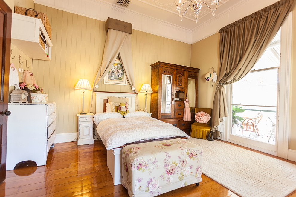 Foto på ett stort vintage flickrum kombinerat med sovrum och för 4-10-åringar, med mellanmörkt trägolv och gula väggar