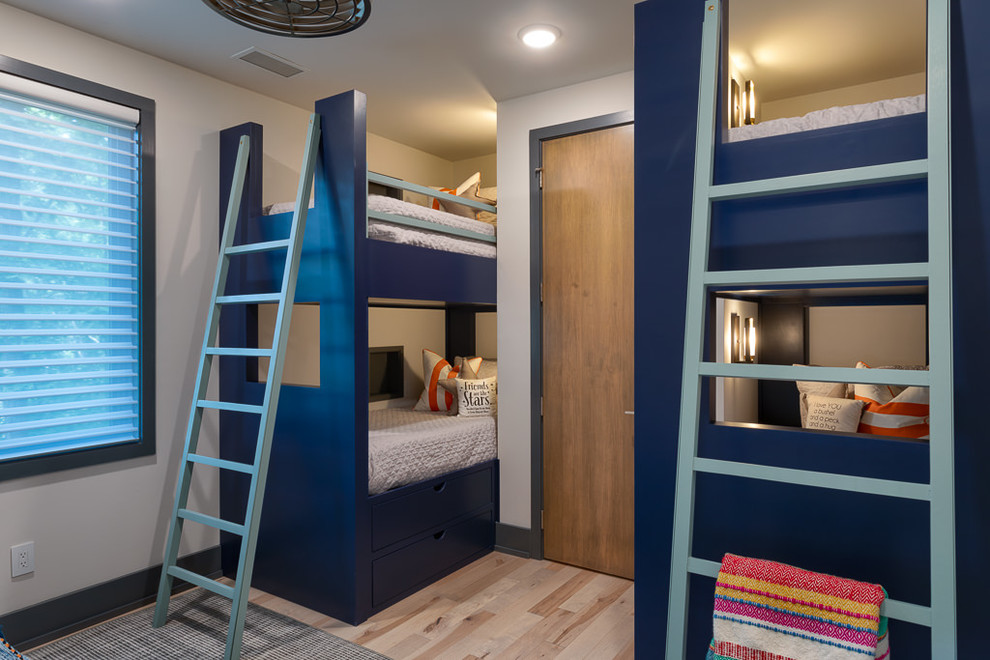 Imagen de dormitorio infantil de 4 a 10 años costero con paredes blancas y suelo de madera clara