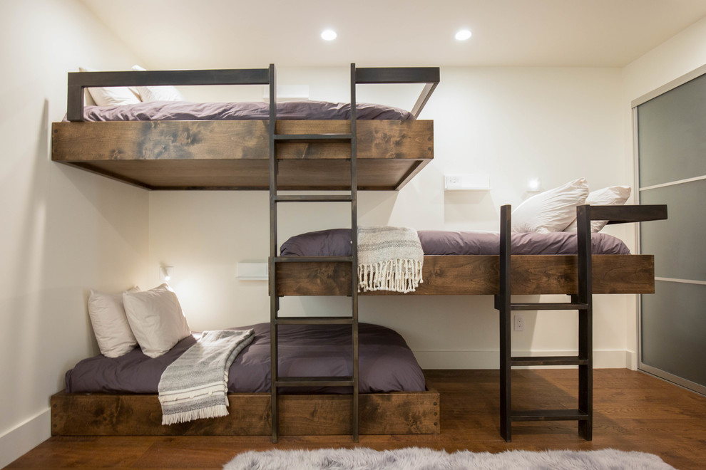 Foto på ett funkis könsneutralt tonårsrum kombinerat med sovrum, med vita väggar och mörkt trägolv