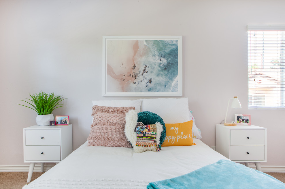 Imagen de dormitorio infantil tradicional renovado de tamaño medio con paredes grises, moqueta y suelo beige