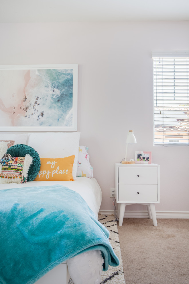 Idée de décoration pour une chambre d'enfant tradition de taille moyenne avec un mur gris, moquette et un sol beige.