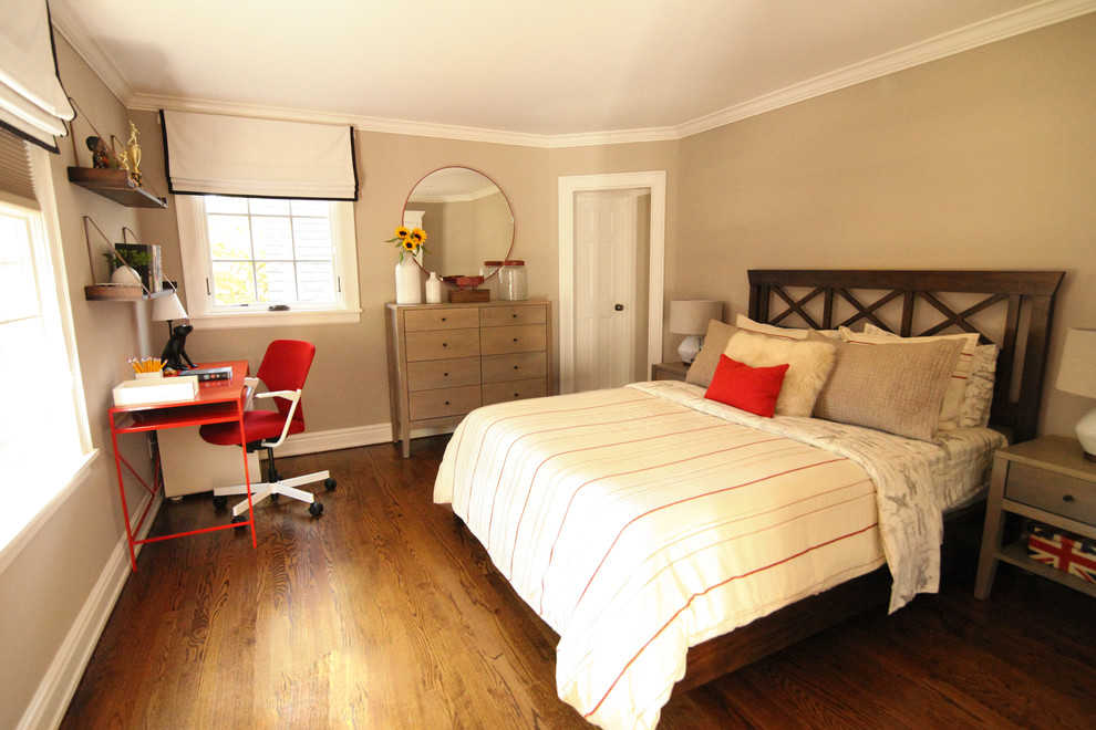 Mittelgroßes Klassisches Jungszimmer mit Schlafplatz, braunem Holzboden und beiger Wandfarbe in New York