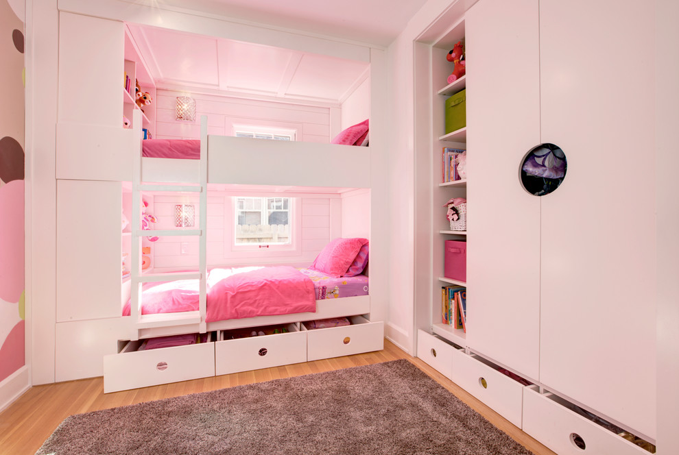 インディアナポリスにあるお手頃価格の小さなコンテンポラリースタイルのおしゃれな子供部屋 (淡色無垢フローリング、児童向け、白い壁、二段ベッド) の写真