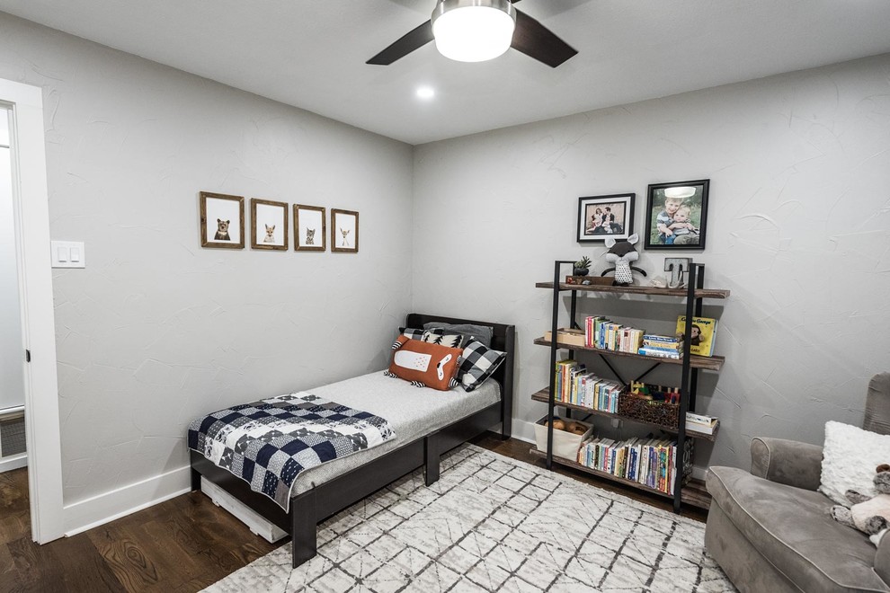 Aménagement d'une chambre de garçon de 1 à 3 ans campagne de taille moyenne avec parquet foncé, un sol marron et un mur gris.