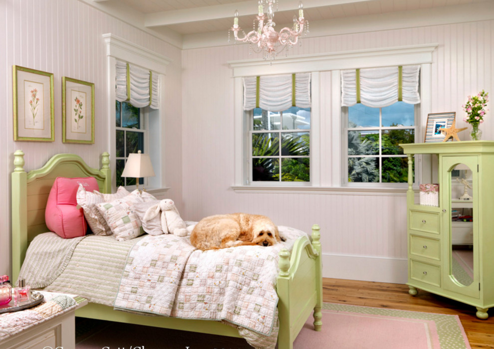 Cette image montre une chambre d'enfant style shabby chic avec un mur rose.