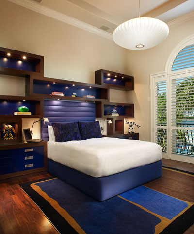 Mittelgroßes Modernes Jungszimmer mit Schlafplatz, beiger Wandfarbe und dunklem Holzboden in Miami