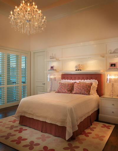 Ejemplo de dormitorio infantil de 4 a 10 años actual grande con paredes rosas y suelo de madera en tonos medios