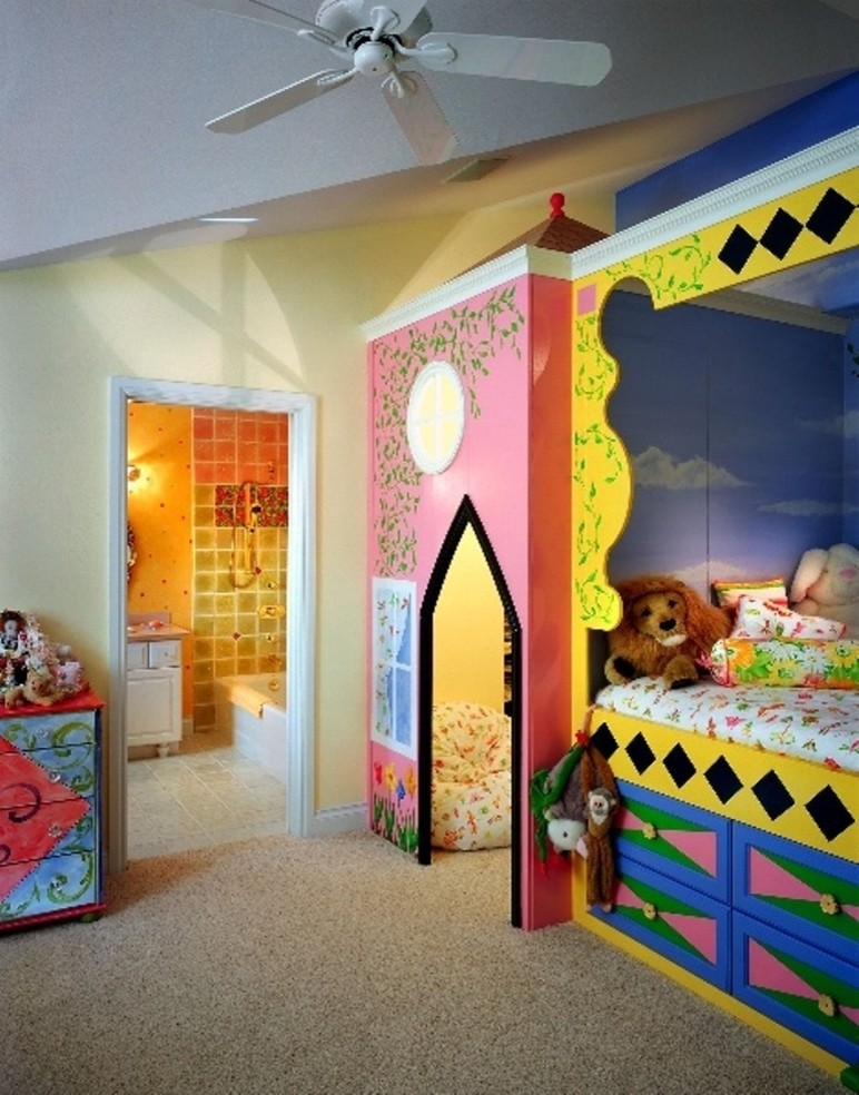 Idées déco pour une chambre d'enfant de 1 à 3 ans éclectique de taille moyenne avec un mur jaune, moquette et un sol beige.