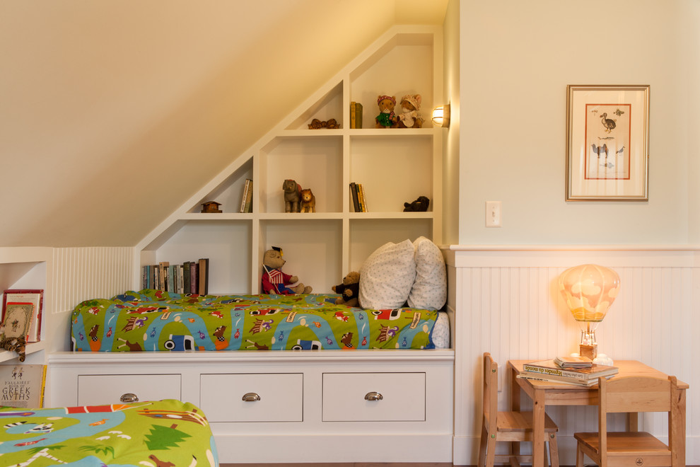 Пример оригинального дизайна: детская среднего размера в классическом стиле с спальным местом, бежевыми стенами, паркетным полом среднего тона и коричневым полом для ребенка от 1 до 3 лет, мальчика