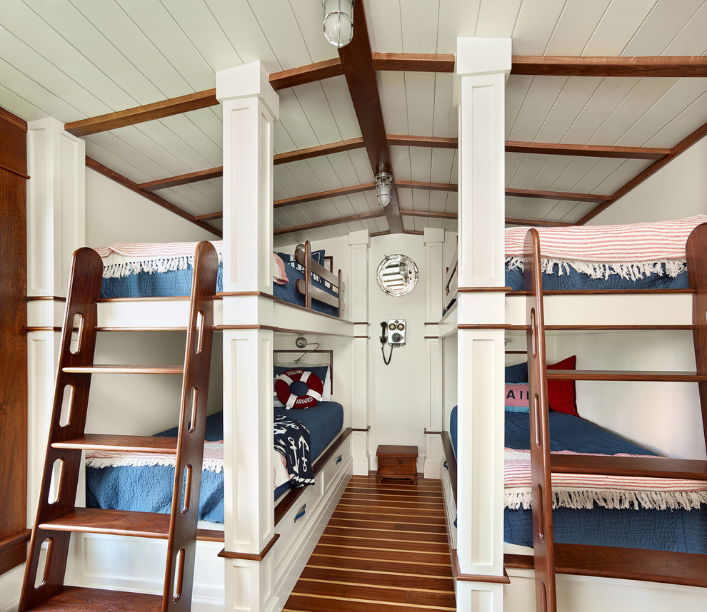 Diseño de dormitorio infantil marinero pequeño con suelo de madera en tonos medios