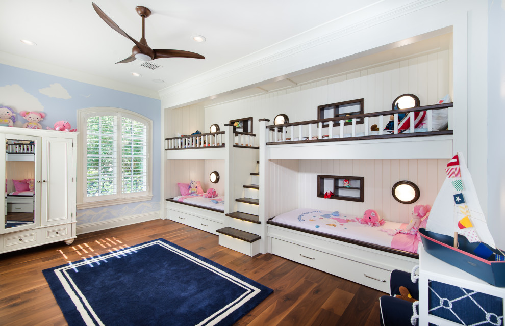 Esempio di una grande cameretta per bambini classica con pareti blu, pavimento marrone e parquet scuro