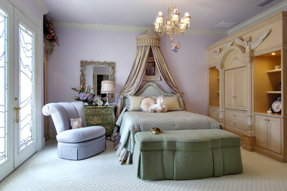 Ejemplo de dormitorio infantil de 4 a 10 años clásico con paredes púrpuras y moqueta