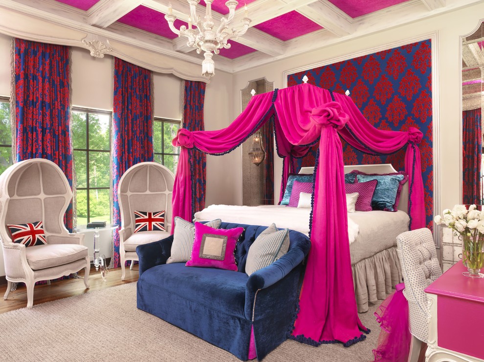 На фото: детская в классическом стиле с спальным местом и разноцветными стенами для подростка, девочки с