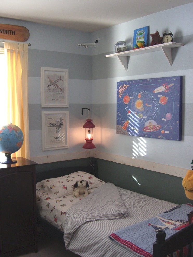 Diseño de dormitorio infantil tradicional con paredes multicolor