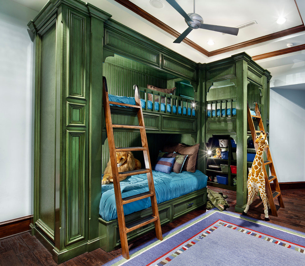 На фото: детская в классическом стиле с спальным местом, белыми стенами и темным паркетным полом