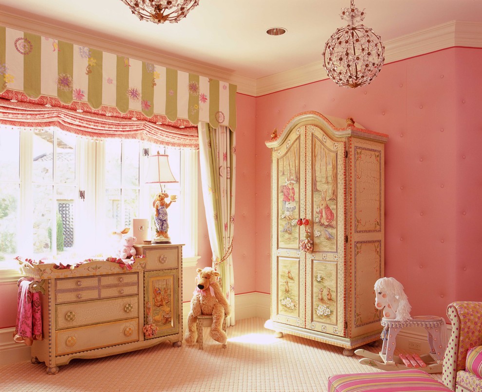 Cette image montre une chambre de fille traditionnelle avec un mur rose et moquette.