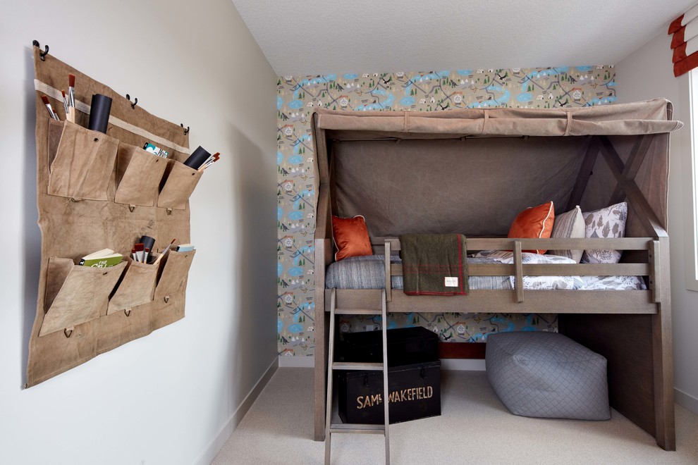 Modelo de dormitorio infantil clásico renovado con paredes beige, moqueta y suelo beige