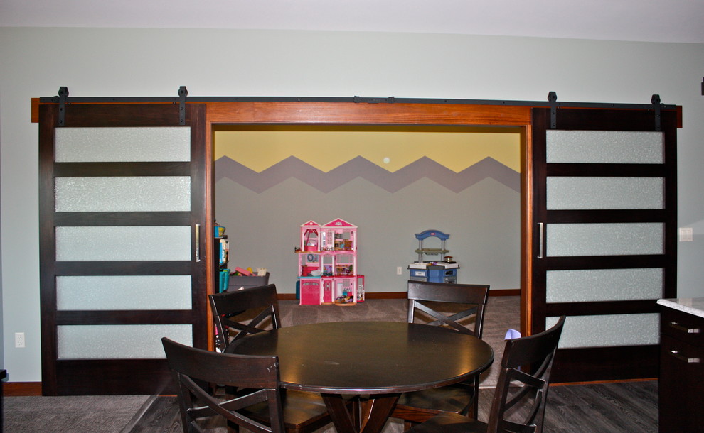 Esempio di una grande cameretta per bambini da 4 a 10 anni minimal con pareti multicolore, moquette e pavimento grigio