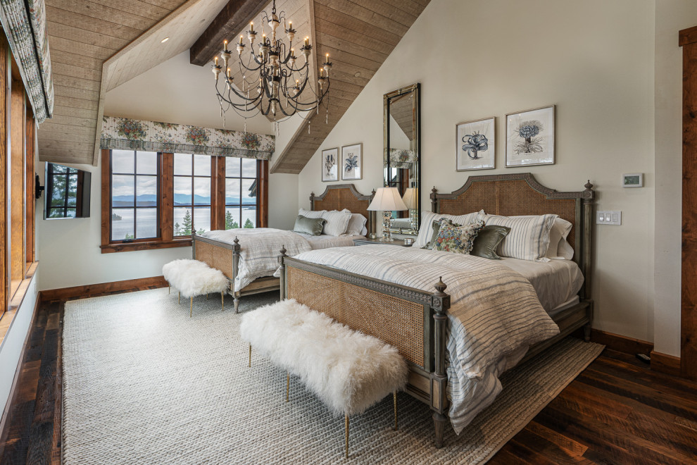 Mittelgroßes Rustikales Schlafzimmer mit beiger Wandfarbe, braunem Holzboden, braunem Boden und Holzdecke in Sonstige
