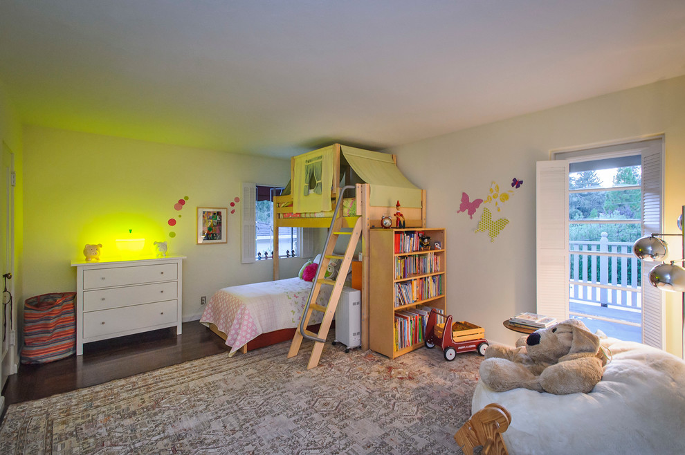 Exempel på ett modernt barnrum kombinerat med sovrum