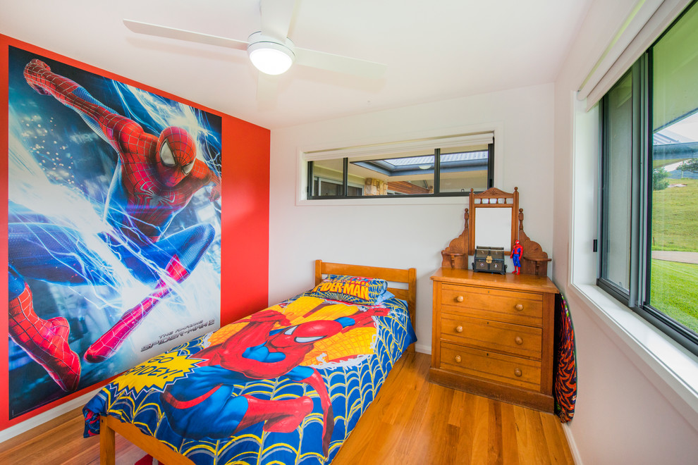 На фото: детская в классическом стиле с спальным местом, паркетным полом среднего тона и разноцветными стенами для ребенка от 4 до 10 лет, мальчика