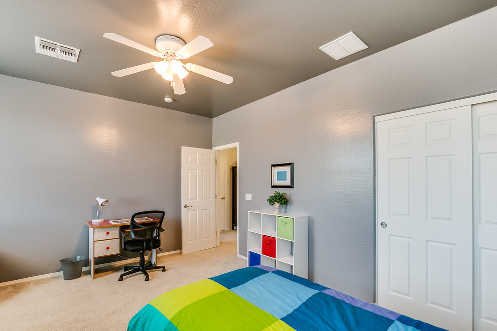 Mittelgroßes Klassisches Jungszimmer mit Schlafplatz, brauner Wandfarbe, Teppichboden und beigem Boden in Phoenix