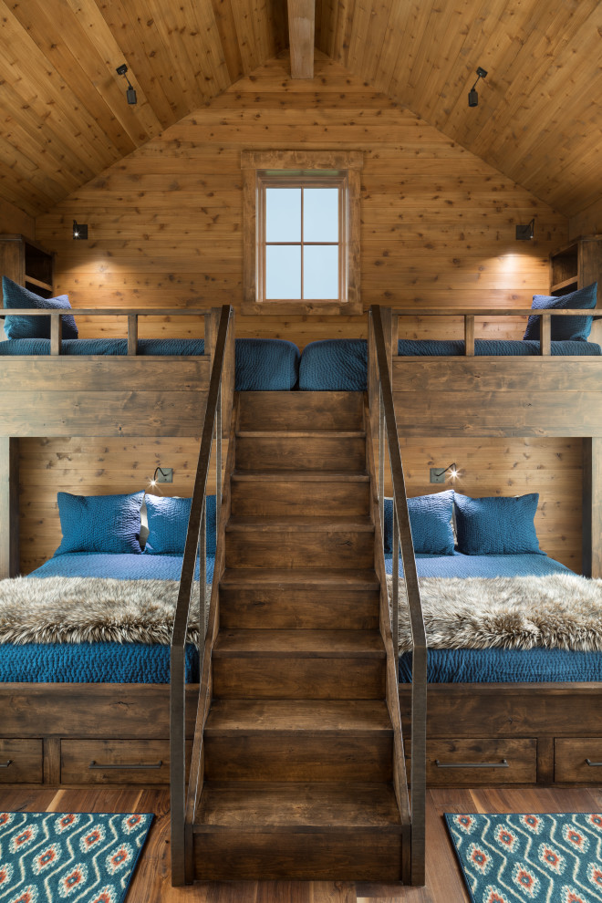 Immagine di una cameretta per bambini stile rurale con pareti marroni, pavimento in legno massello medio, pavimento marrone, soffitto in legno e pareti in legno