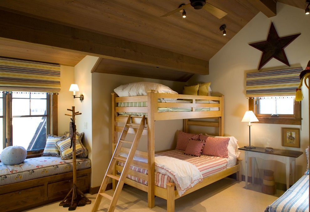 Inspiration för ett stort rustikt könsneutralt barnrum kombinerat med sovrum och för 4-10-åringar, med vita väggar, heltäckningsmatta och beiget golv