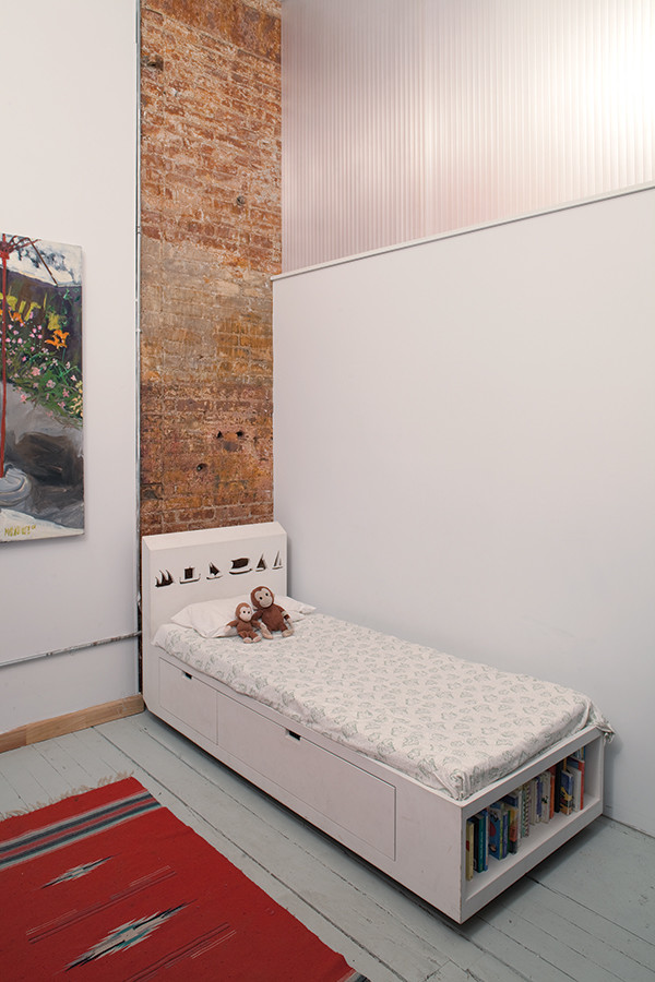 Пример оригинального дизайна: нейтральная детская среднего размера в стиле лофт с белыми стенами, деревянным полом, серым полом и спальным местом для ребенка от 4 до 10 лет