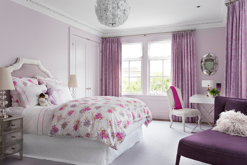Inredning av ett klassiskt flickrum kombinerat med sovrum, med lila väggar