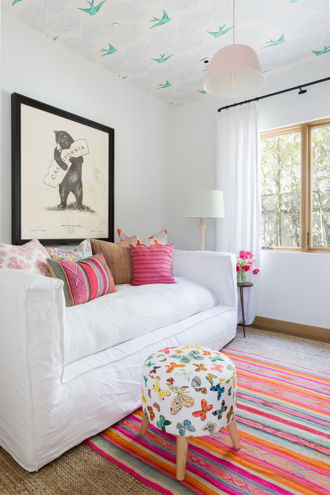 Foto på ett mellanstort funkis flickrum kombinerat med sovrum, med vita väggar och beiget golv