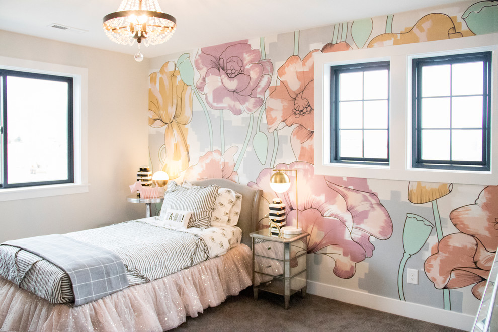 Inredning av ett lantligt mellanstort barnrum kombinerat med sovrum, med heltäckningsmatta, grått golv och rosa väggar