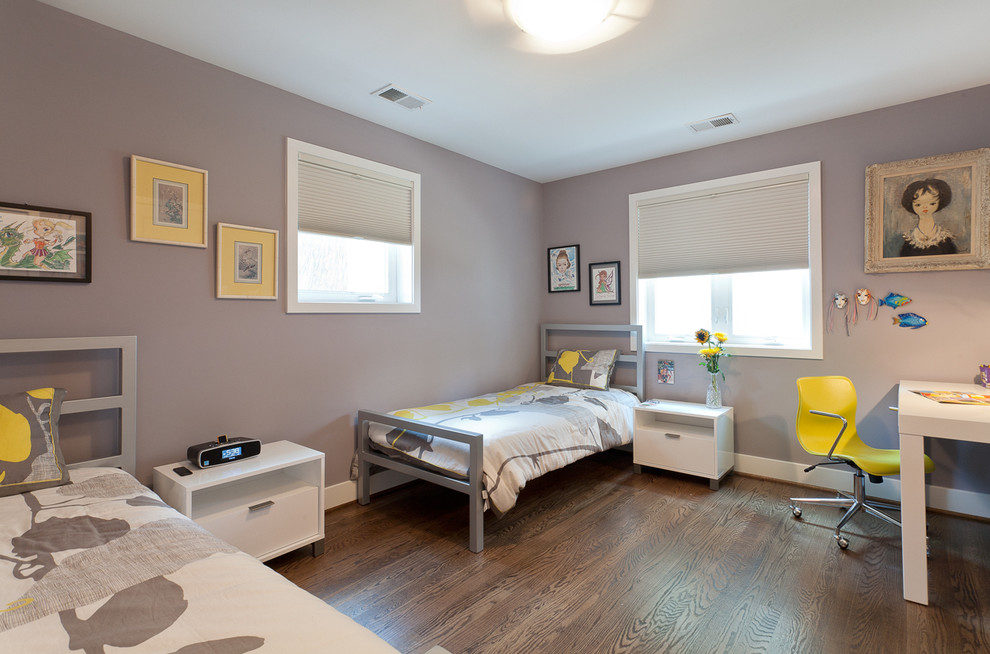 Foto på ett funkis barnrum kombinerat med sovrum, med grå väggar och mörkt trägolv