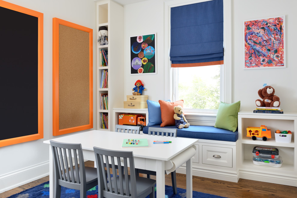 Idées déco pour une chambre d'enfant de 4 à 10 ans classique avec un mur blanc, un sol en bois brun et un sol marron.